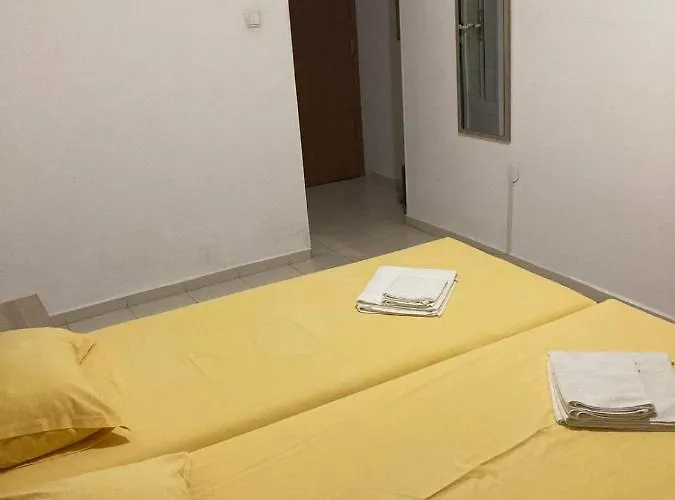 מלון Hotel Montana 3*